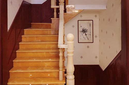 松潘中式别墅室内汉白玉石楼梯的定制安装装饰效果